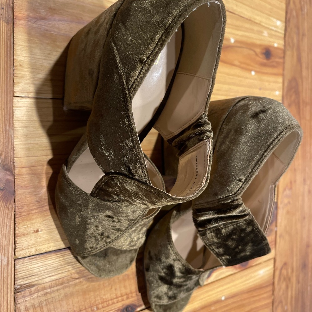 Size 9 green velvet platform sandales from Cabi